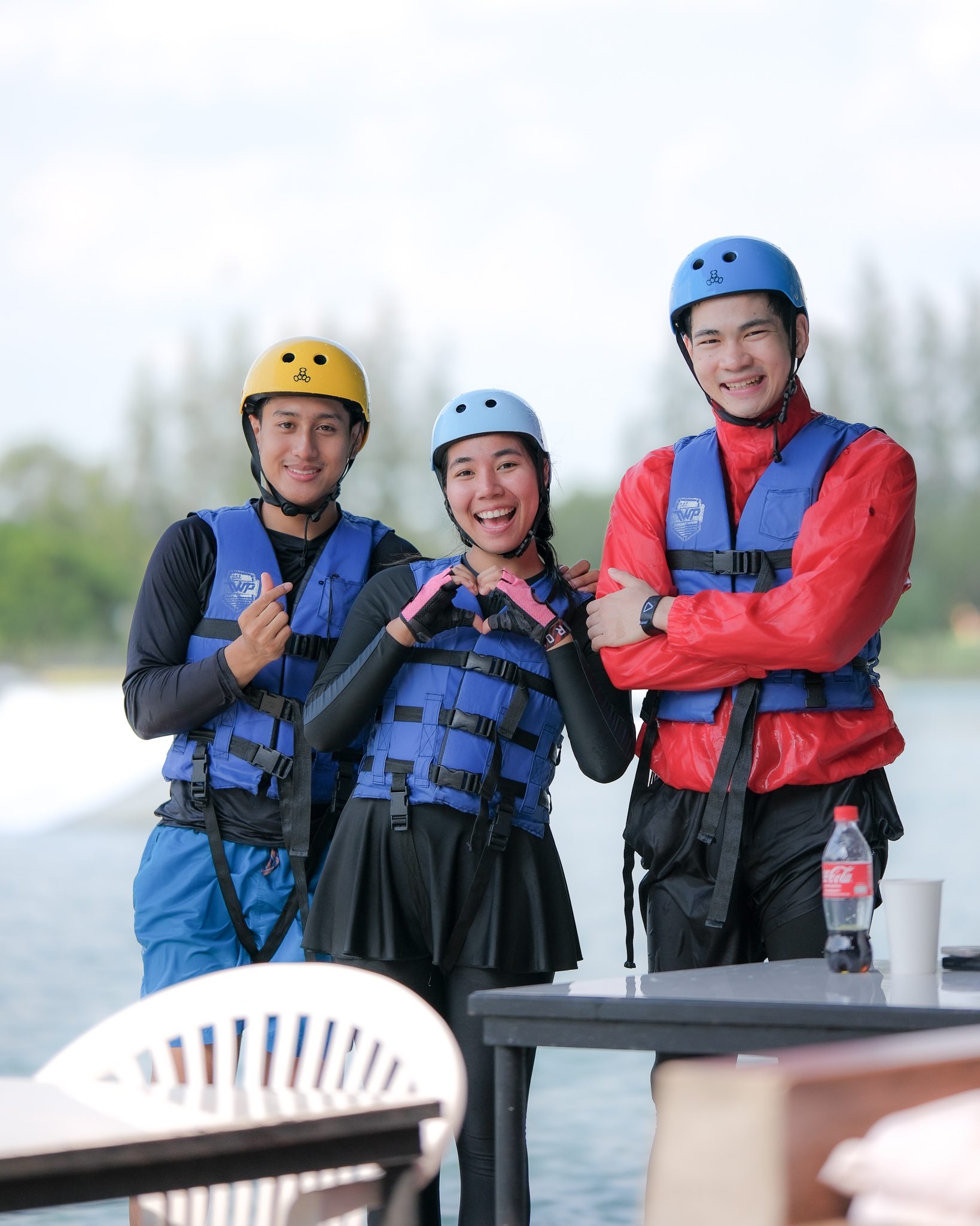 ลูกค้ายิ้มขณะเล่นเวคบอร์ด